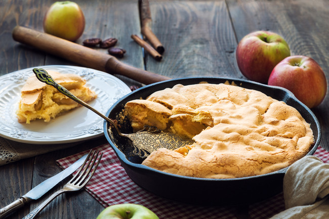 Пирог шарлотка с яблоками рецепт на сковороде на газу рецепт с фото
