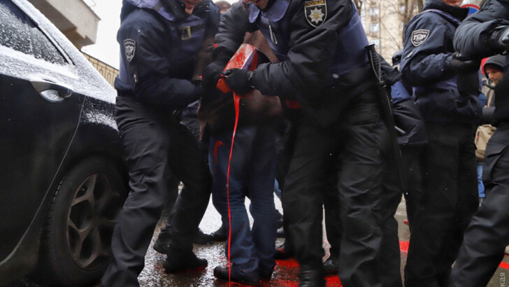 Акция в поддержку пленных моряков у консульства России в Одессе | Фото: Думская