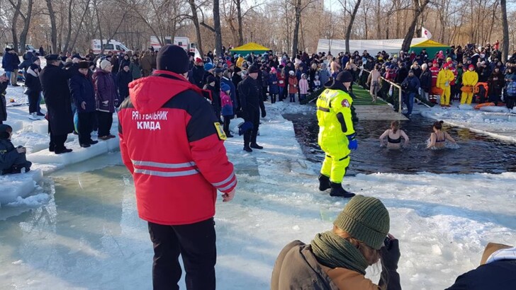 Киевляне отмечали Крещение зимним купанием на Оболони | Фото: Игорь Рец, Сегодня