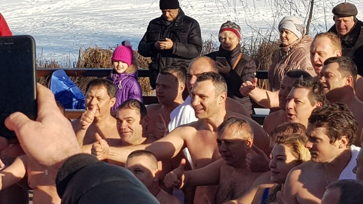 Киевляне отмечали Крещение зимним купанием на Оболони | Фото: Игорь Рец, Сегодня