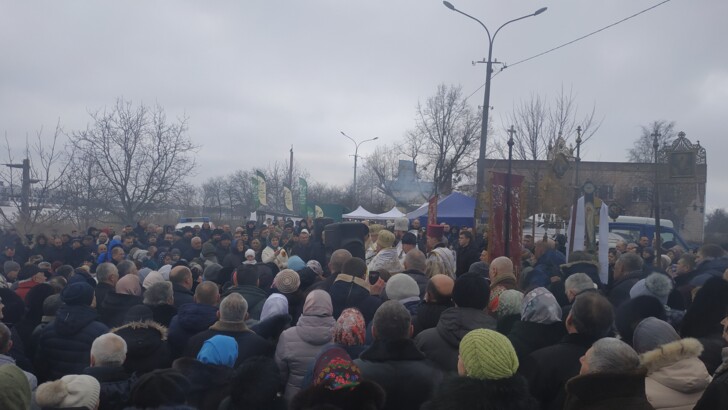 Отметить Крещение в Ровно пришли сотни людей | Фото: ЧаРівне