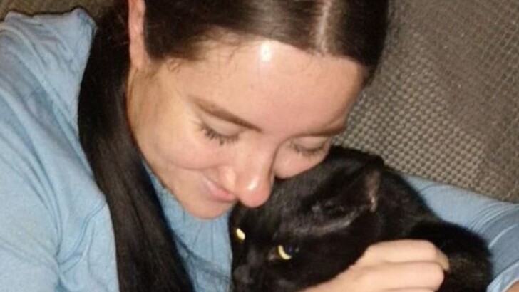Девушка погладила кошку и оказалась парализованной Фото: Gemma Birch