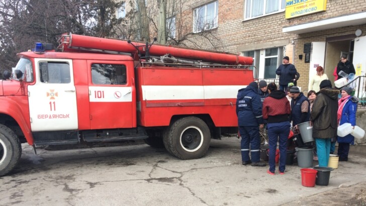 В Бердянске произошла крупная авария на канализационном коллекторе | Фото: ГСЧС