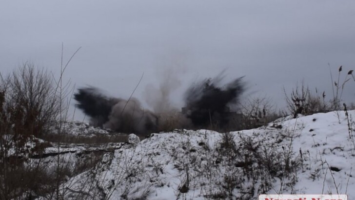 В Николаеве направленным взрывом демонтировали стометровую трубу котельной | Фото: NovostiN