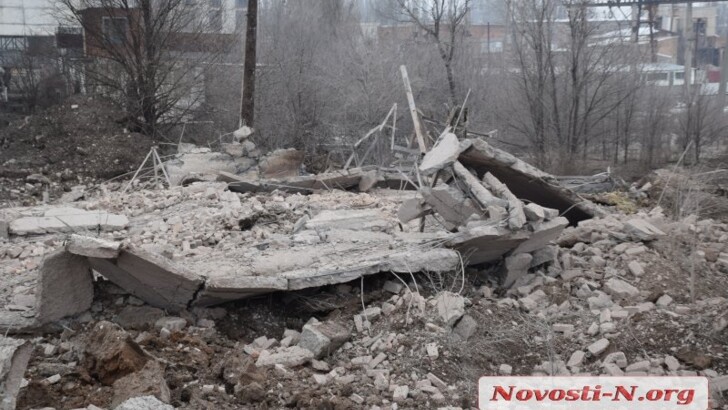 В Николаеве направленным взрывом демонтировали стометровую трубу котельной | Фото: NovostiN