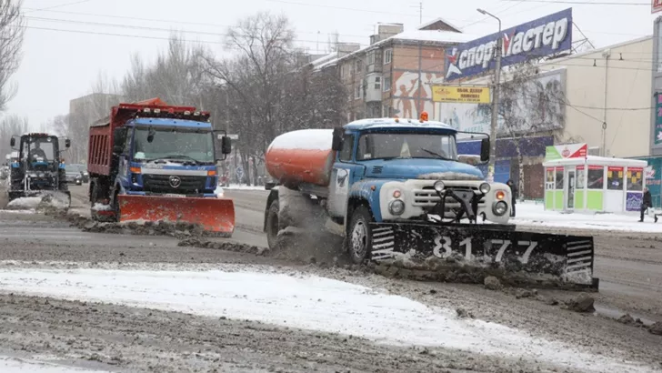 Запорожские коммунальщики круглосуточно чистят дороги от снега и гололеда