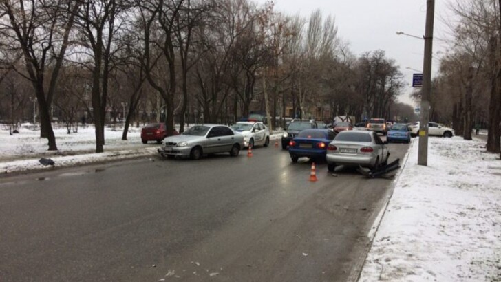 В Запорожье 29 января произошло тройное ДТП | Фото: Нацполиция