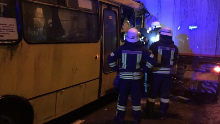 В Киеве маршрутка с пассажирами врезалась в грузовик | Фото: Facebook