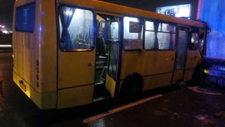 В Киеве маршрутка с пассажирами врезалась в грузовик | Фото: Facebook