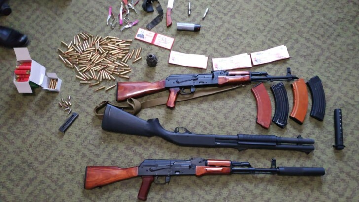 В Запорожской области у мужчины изъяли крупный арсенал оружия и наркотики | Фото: Нацполиция