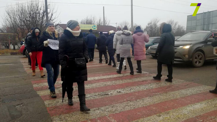 Под Одессой состоялась акция протеста местных жителей возмущенных отключением воды | Фото: 7 канал