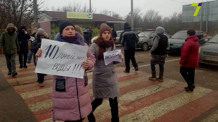 Под Одессой состоялась акция протеста местных жителей возмущенных отключением воды | Фото: 7 канал