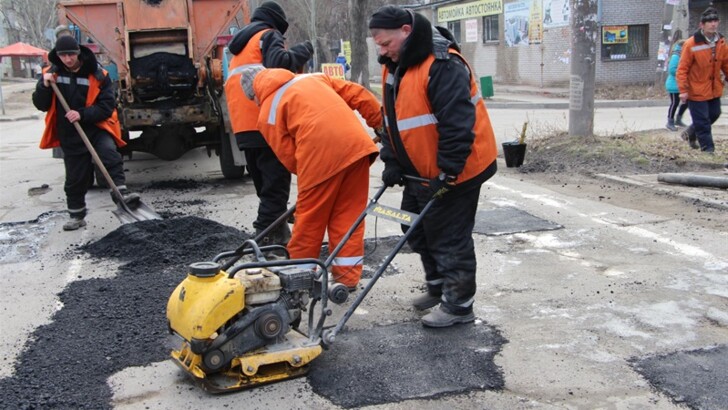 В Запорожье рабочие начали латать ямы на дорогах | Фото: пресс-служба мэрии Запорожья
