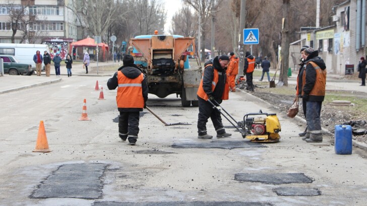 В Запорожье рабочие начали латать ямы на дорогах | Фото: пресс-служба мэрии Запорожья