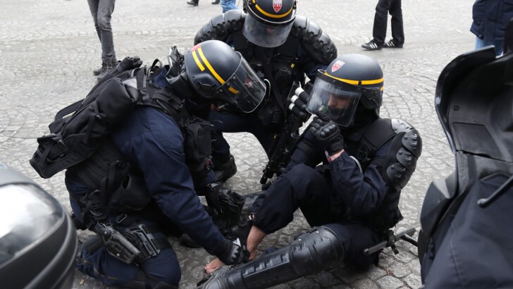 Протесты и столкновение "желтых жилетов" с полицией в Париже | Фото: AFP