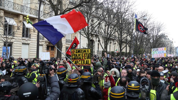 Протесты и столкновение "желтых жилетов" с полицией в Париже | Фото: AFP
