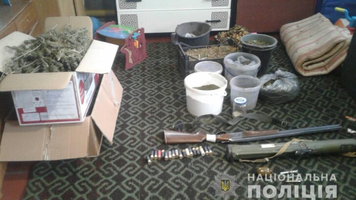 В Харькове полицейские изъяли у мужчины гранатомет, боеприпасы и 30 кг марихуаны | Фото: Нацполиция