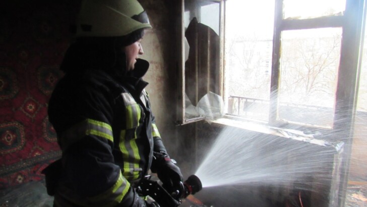 В Запорожье загорелась квартира в жилом доме | Фото: ГСЧС