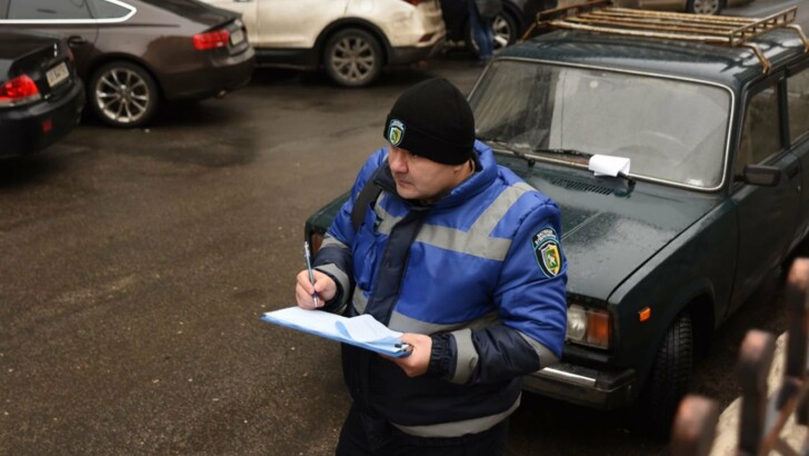 В Харькове начали работу инспектора по парковке автомобилей | Фото: пресс-служба мэрии Харькова