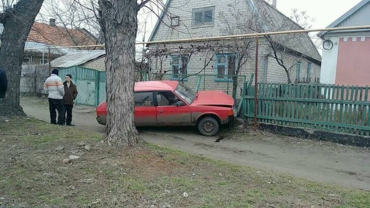 В Мелитополе "Москвич" влетел в ограду частного дома. Фото:  "Местные вести"
