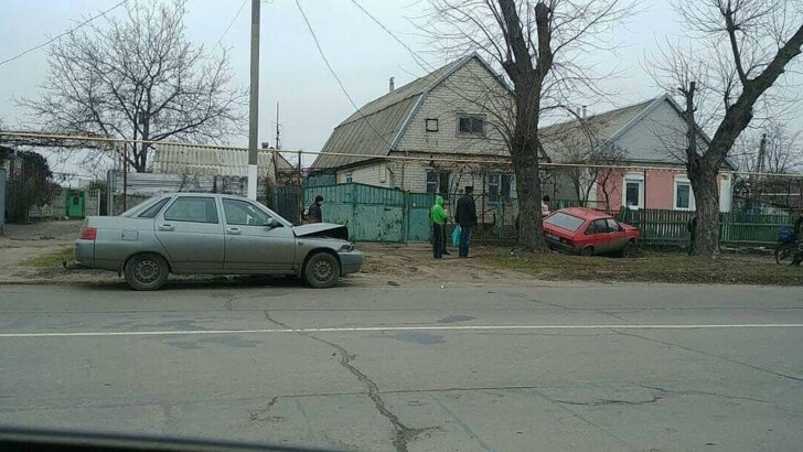 В Мелитополе "Москвич" влетел в ограду частного дома. Фото:  "Местные вести"