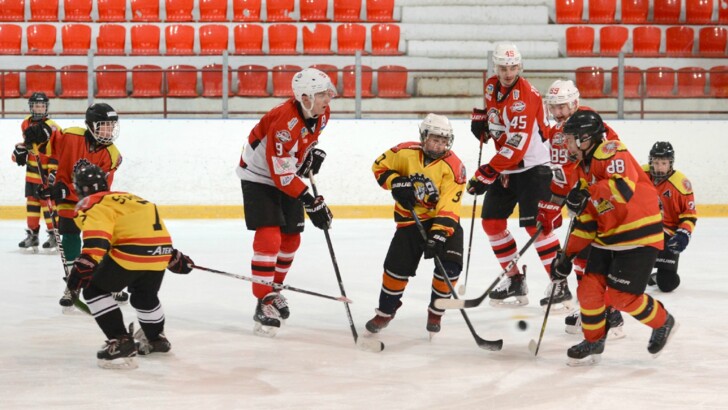 Хокеїсти "Донбасу" зіграли з юними гравцями "Автомобіліста"