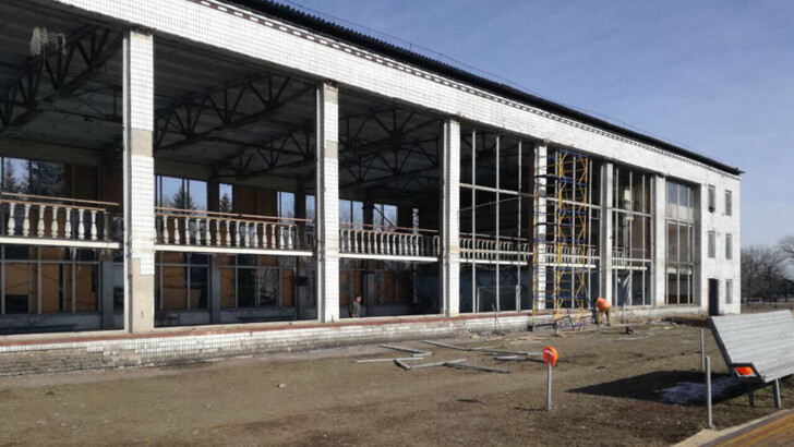 Зал в Красногоровке, который восстановят футболисты "Шахтера"