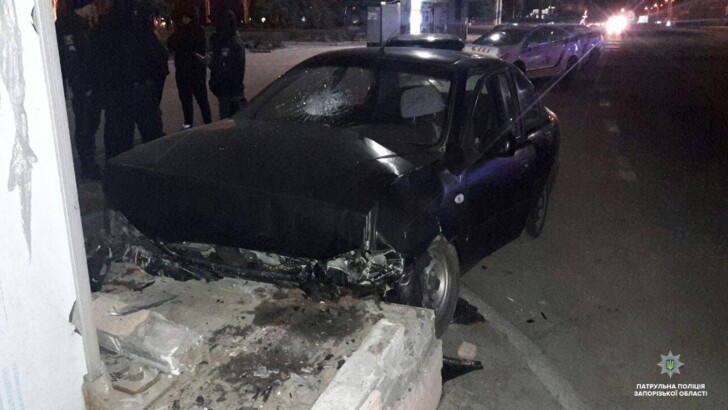 В Запорожье разбойники отобрали машину у таксиста и попали на ней в ДТП | Фото: Нацполиция