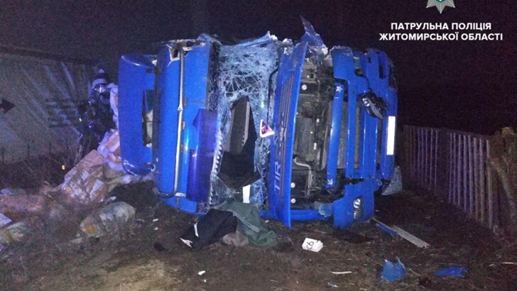 В Житомирской области столкнулись сразу три грузовика | Фото: Нацполиция