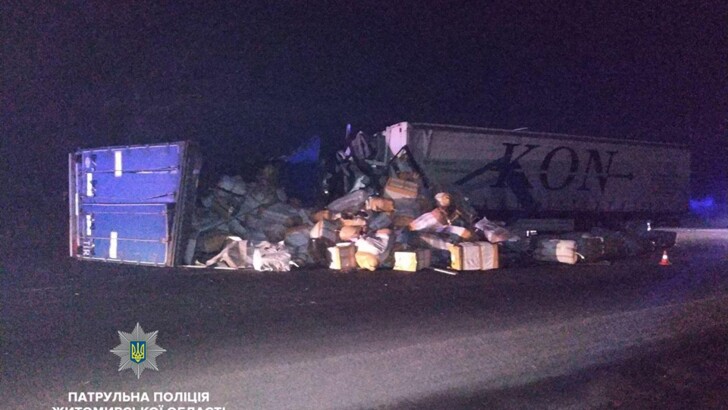 В Житомирской области столкнулись сразу три грузовика | Фото: Нацполиция