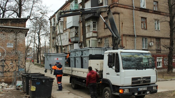 В Запорожье устанавливают мусорные баки европейского образца | Фото: пресс-служба мэрии Запорожья