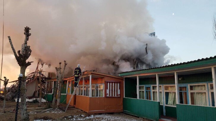 В курортной Затоке вспыхнул мощный пожар | Фото: ГСЧС, Facebook