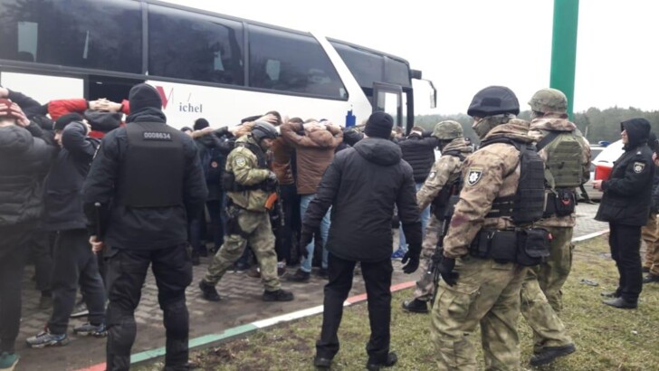 На въезде в Одессу полиция остановила для досмотра автобусы | Фото: Нацполиция