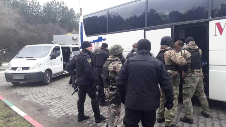 На въезде в Одессу полиция остановила для досмотра автобусы | Фото: Нацполиция