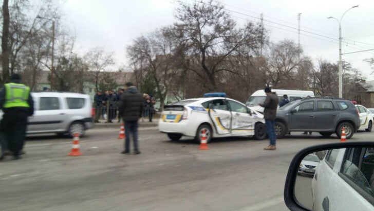 В Запорожье столкнулись патрульный Prius и две легковушки. Фото: Форпост