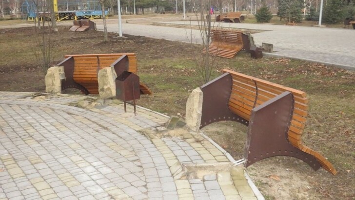 Вандалы разгромили парк на Хортице | Фото: пресс-служба мэрии Запорожья