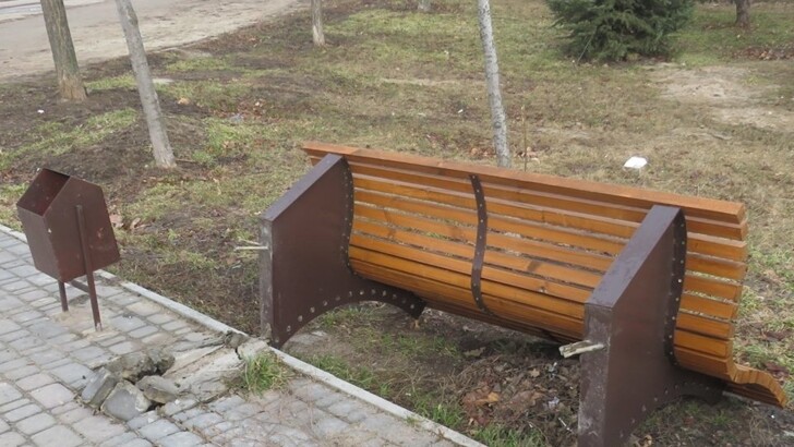 Вандалы разгромили парк на Хортице | Фото: пресс-служба мэрии Запорожья