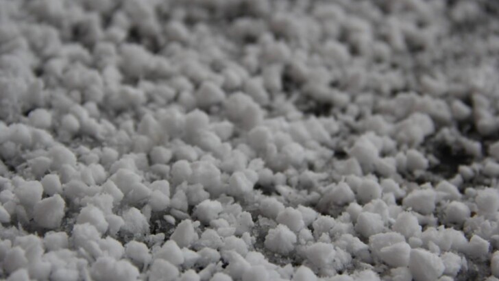 В Запорожье выпал снег с градом. Фото: inform.zp.ua