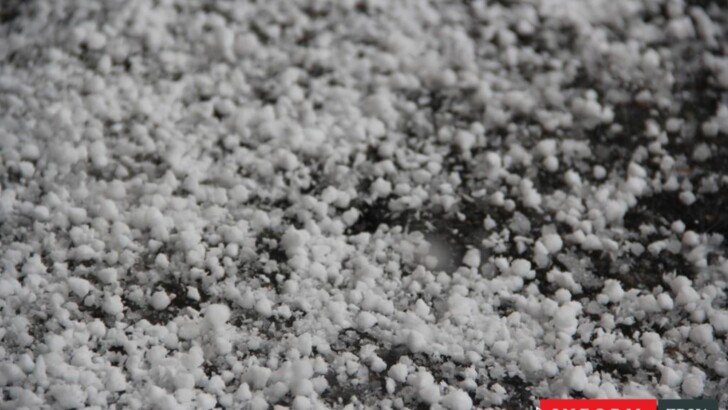 В Запорожье выпал снег с градом. Фото: inform.zp.ua