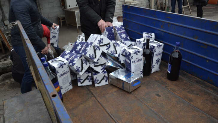 В Запорожье уничтожили крупную партию элитного алкоголя | Фото: пресс-служба ГФС
