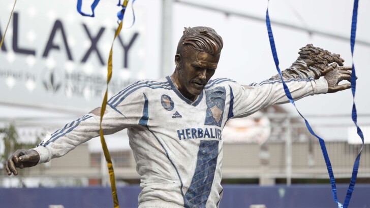 Статуя Дэвида Бекхэма в Лос-Анджелесе | Фото: AFP