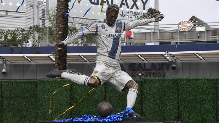 Статуя Дэвида Бекхэма в Лос-Анджелесе | Фото: AFP