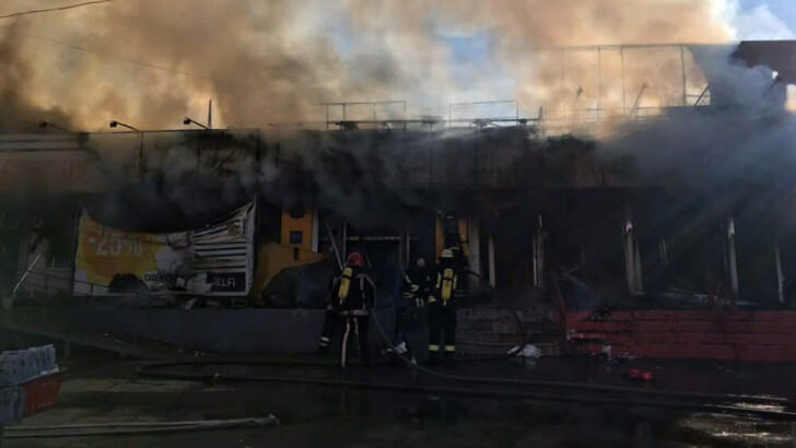 В Кривом Роге вспыхнул мощный пожар на Центральном рынке | Фото: ГСЧС