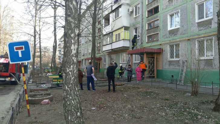 В Запорожье пожарные спасли пожилую женщину из горящей квартиры | Фото: ГСЧС