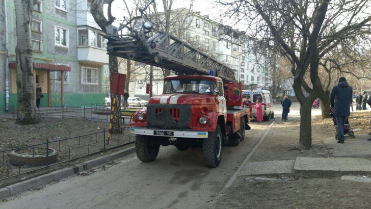 В Запорожье пожарные спасли пожилую женщину из горящей квартиры | Фото: ГСЧС