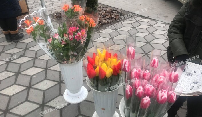 В Мелитополе начали продавать гигантские розы | Фото: РИА Мелитополь