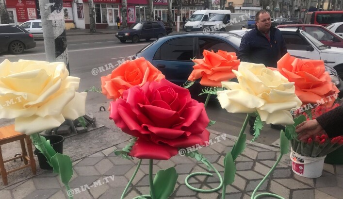 В Мелитополе начали продавать гигантские розы | Фото: РИА Мелитополь