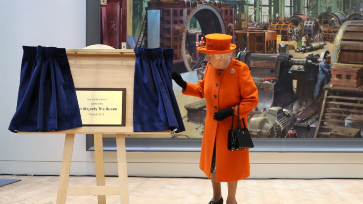 Королева Великобритании Елизавета II в ярко-оранжевом весеннем образе | Фото: AFP