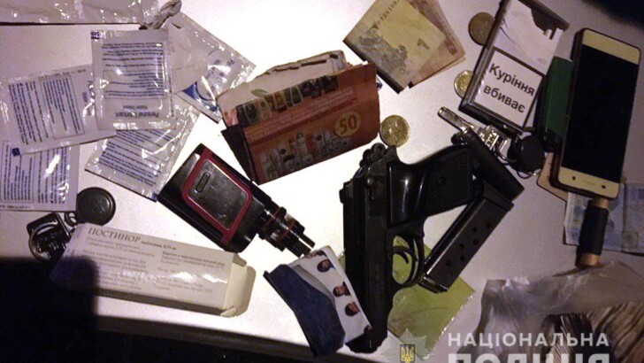 В Кривом Роге полиция провела спецоперацию: изъято оружие и наркотики | Фото: Нацполиция
