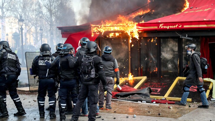 В Париже на акции "желтых жилетов" задержаны более 90 людей | Фото: AFP